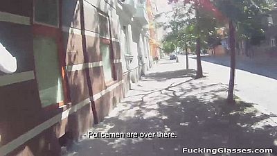 Пикапер засадил в пизду тощей девушке с торчащими сосками